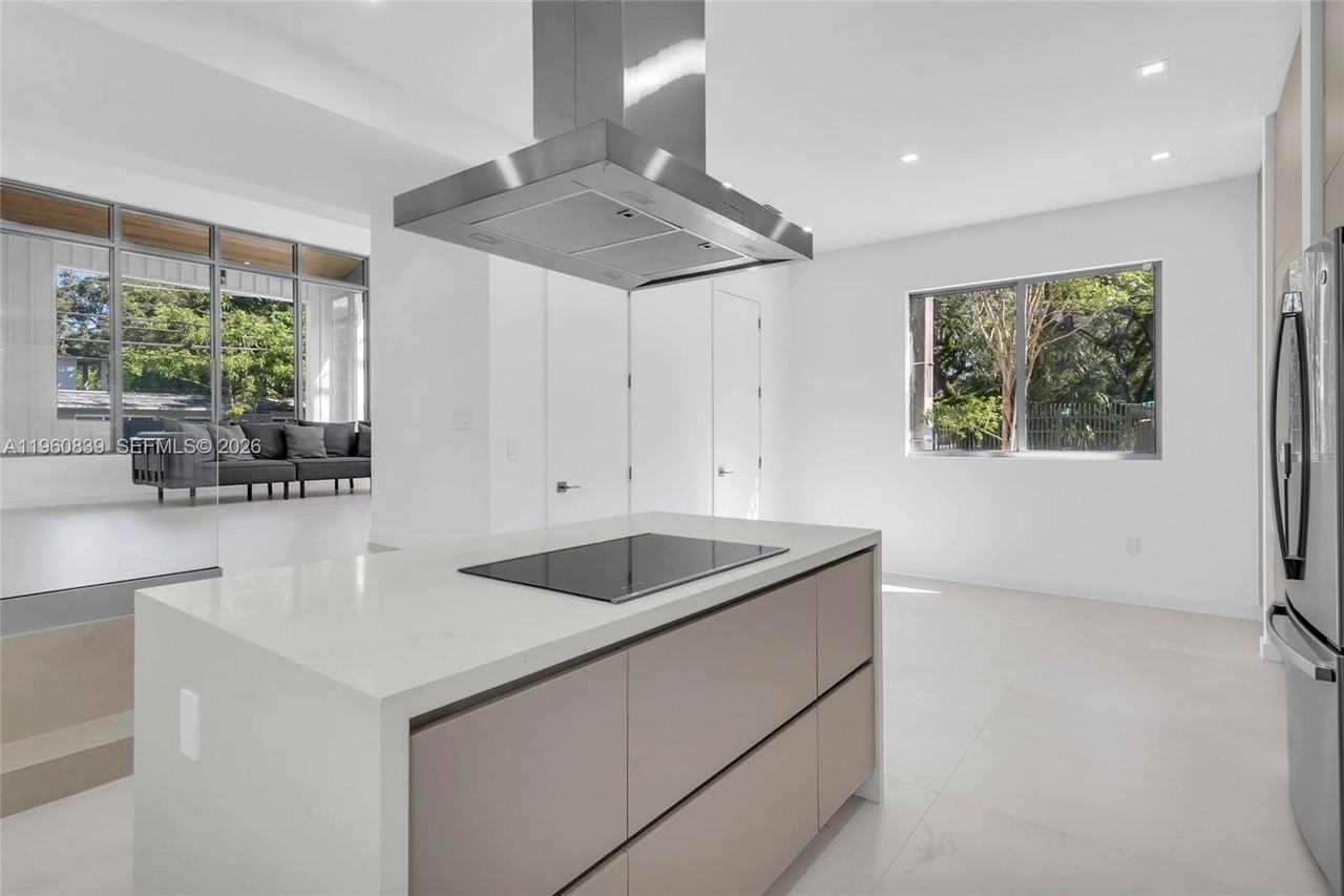 3204 Plaza St - Photo 3 of 26