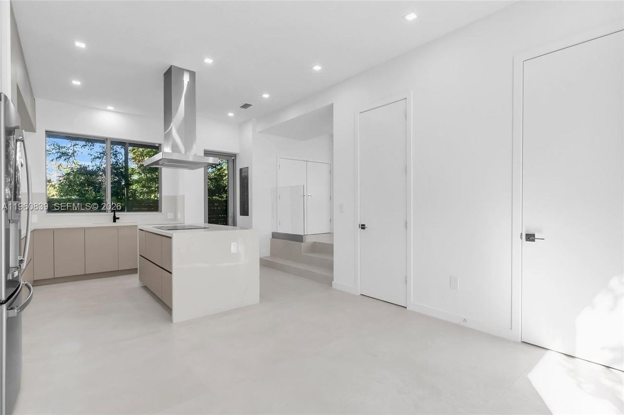 3204 Plaza St - Photo 4 of 26