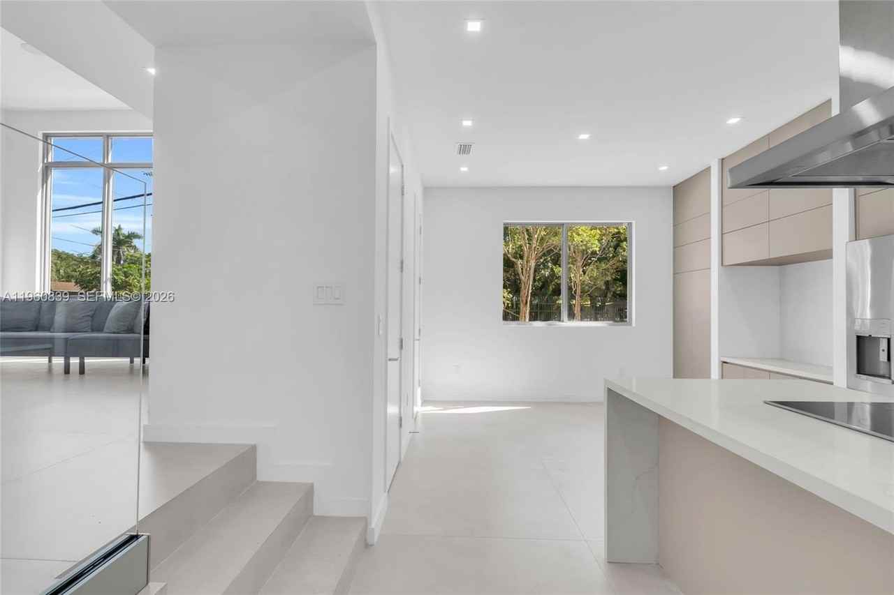 3204 Plaza St - Photo 5 of 26