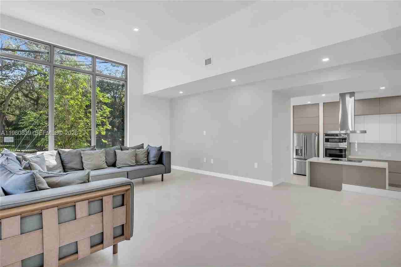 3204 Plaza St - Photo 6 of 26