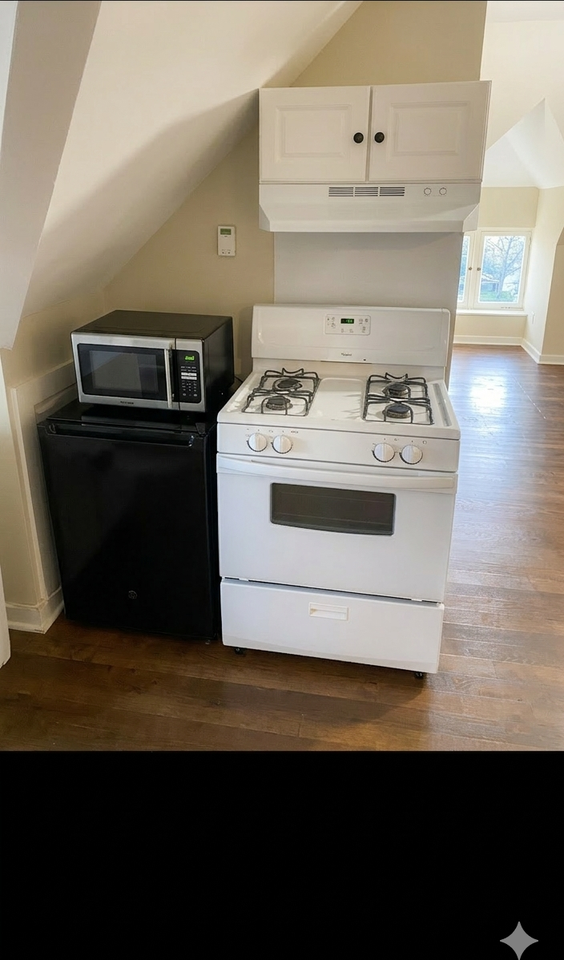 2098 Court Ave #2 - Photo 7 of 9