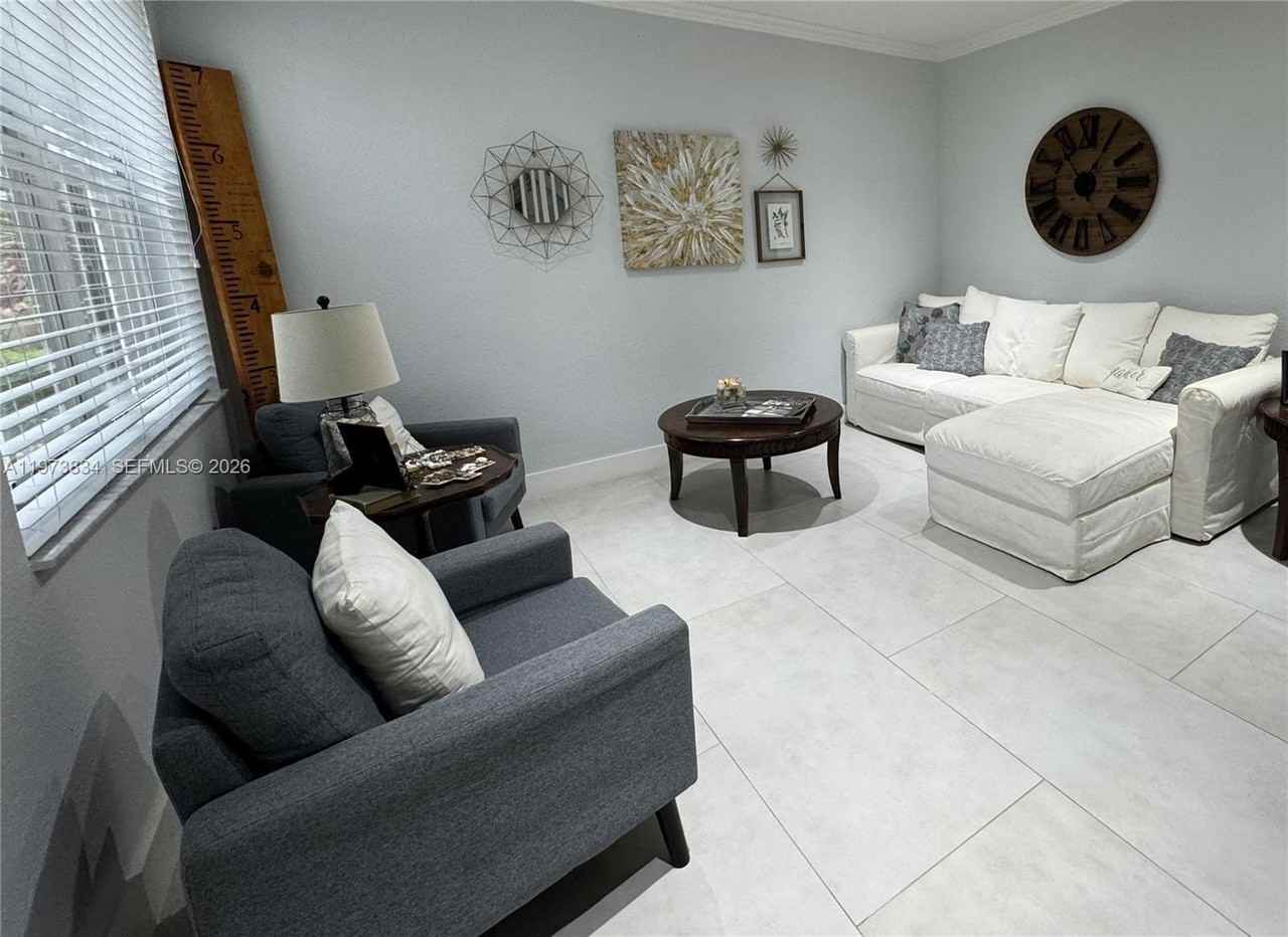 1527 Winterberry Ln - Photo 3 of 21