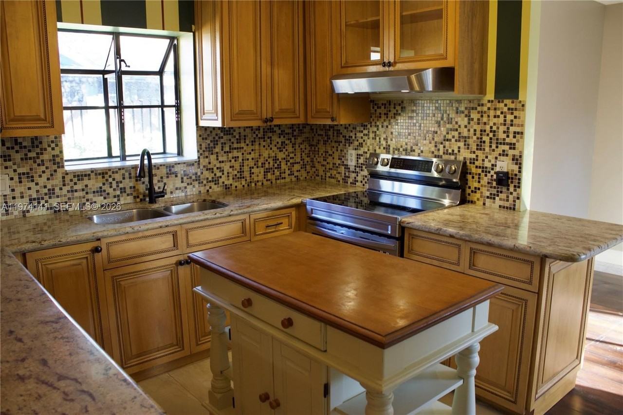 233 Meadows Dr - Photo 4 of 16