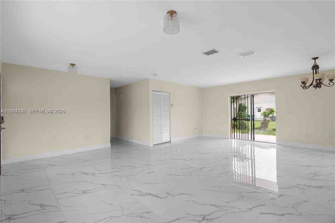 10700 Sw 70th St - Photo 4 of 19