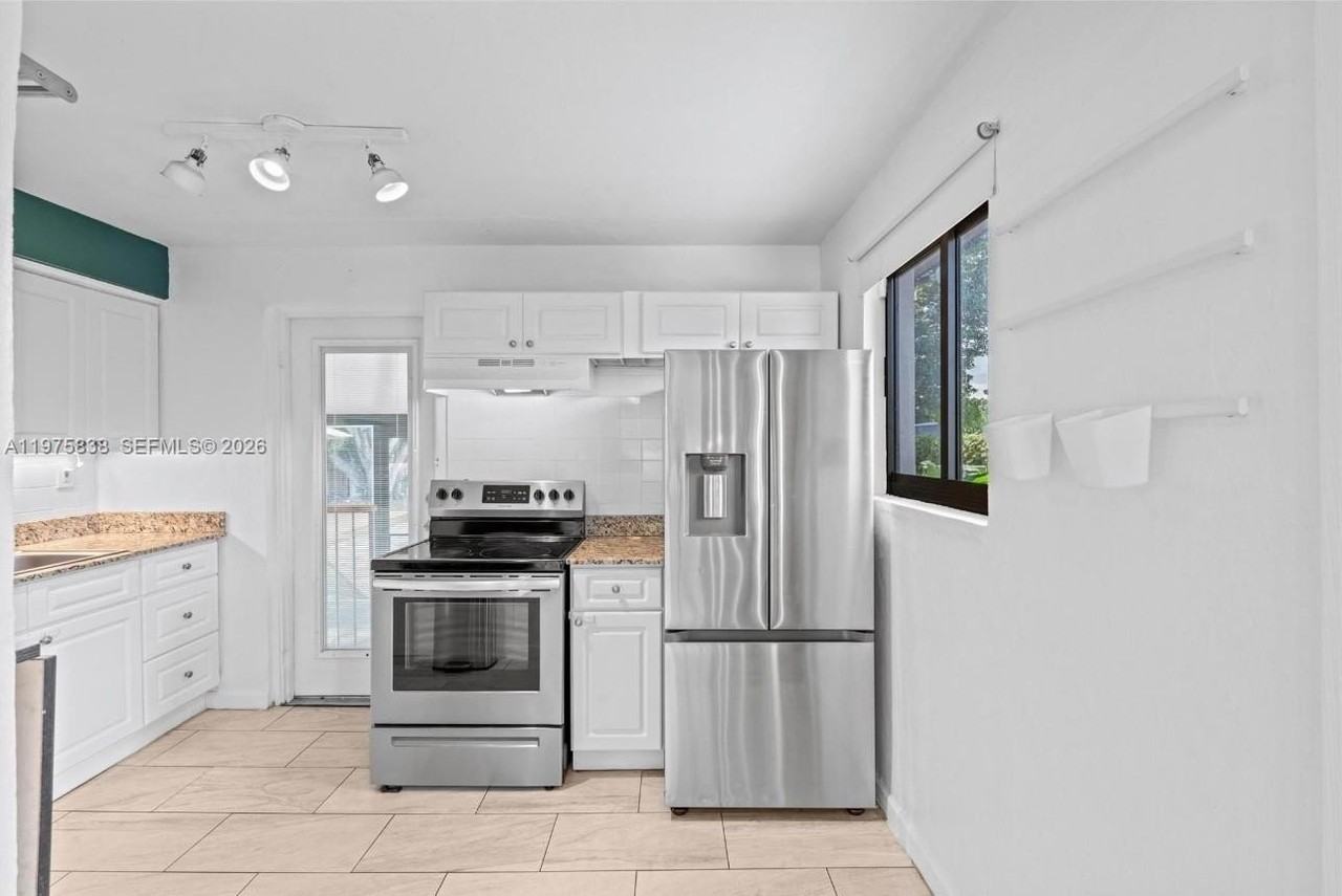 5754 Sw 20th St - Photo 6 of 18