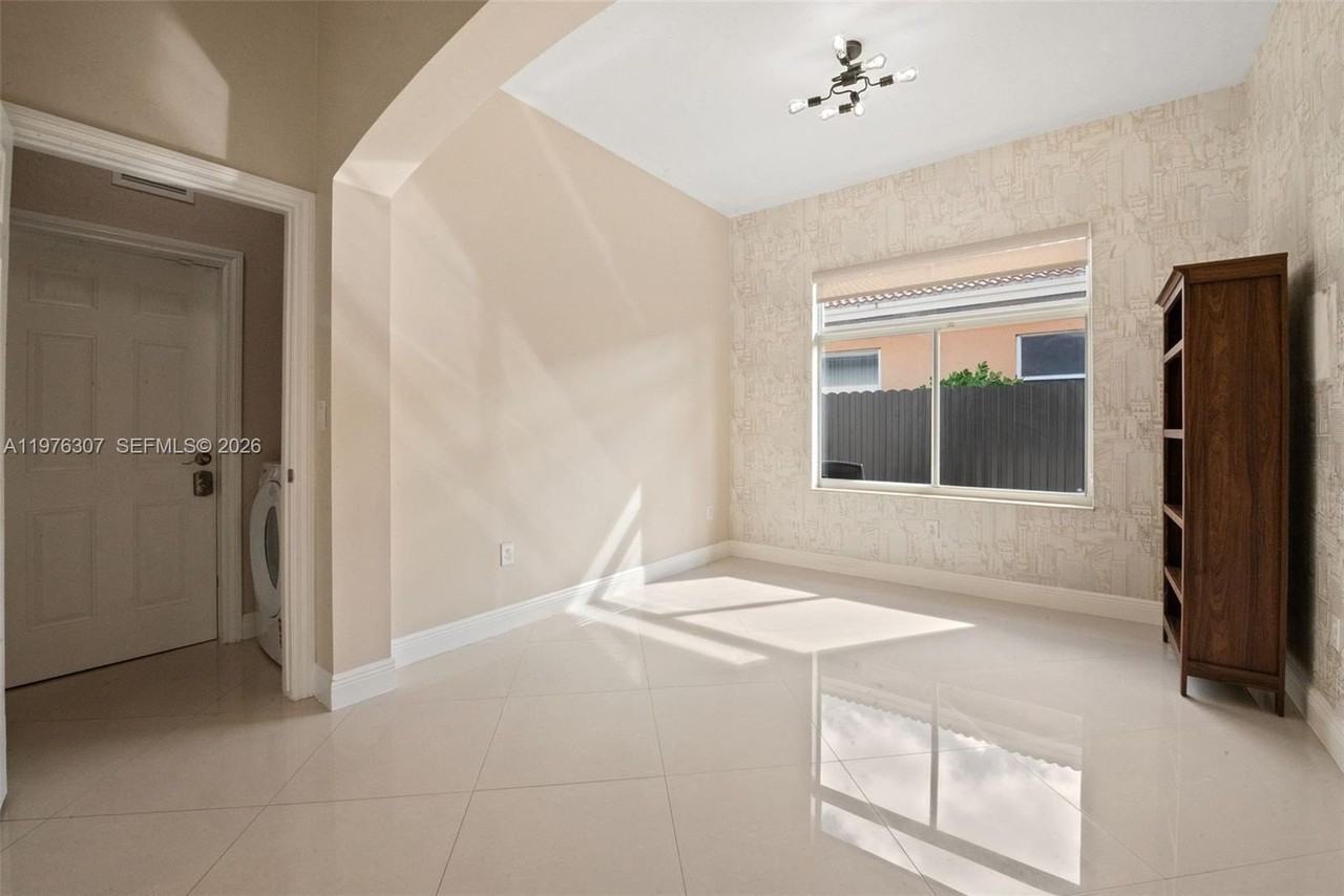 15962 Sw 62nd St - Photo 6 of 31