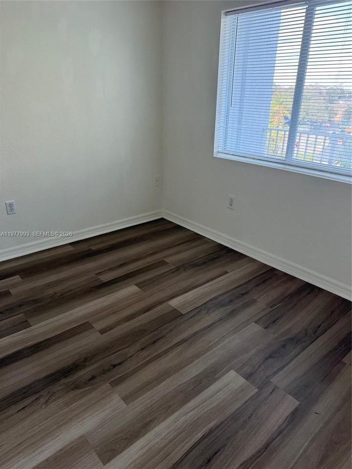 2536 Nw 24th St #4D - Photo 4 of 11