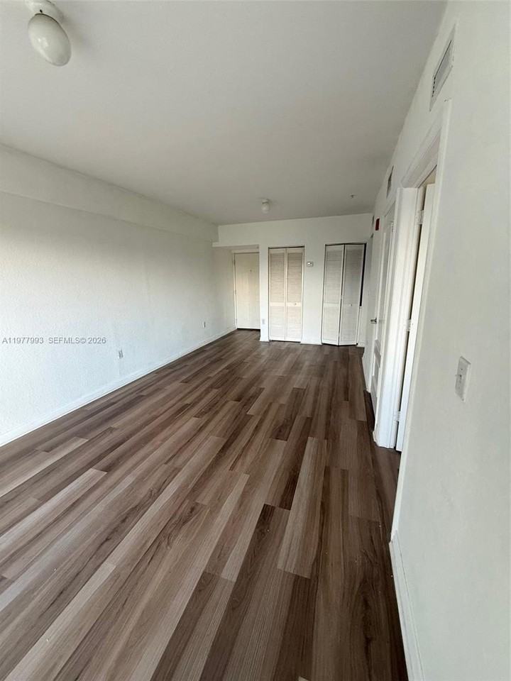 2536 Nw 24th St #4D - Photo 5 of 11