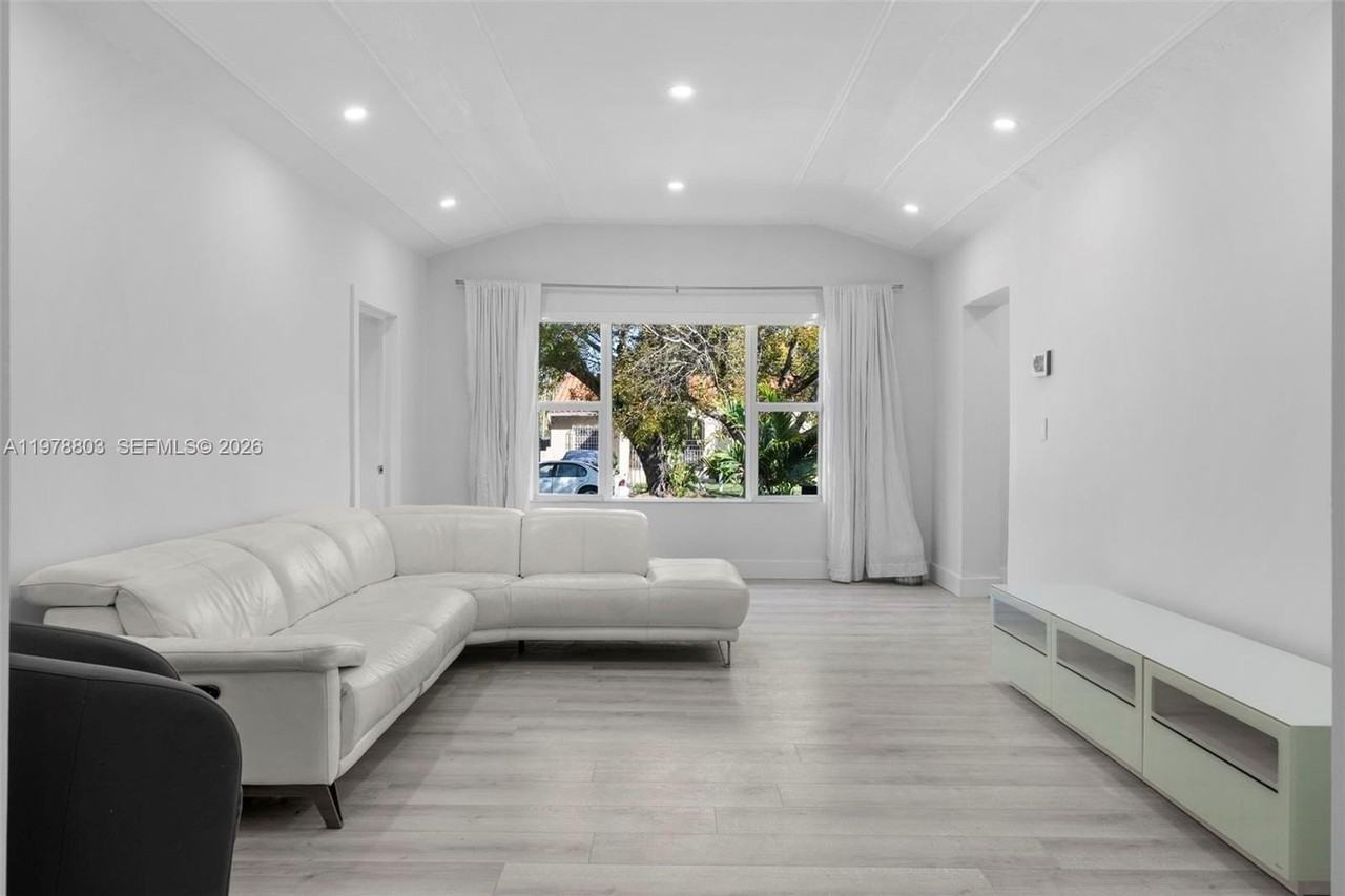 1262 Sw 15th Ter - Photo 2 of 42