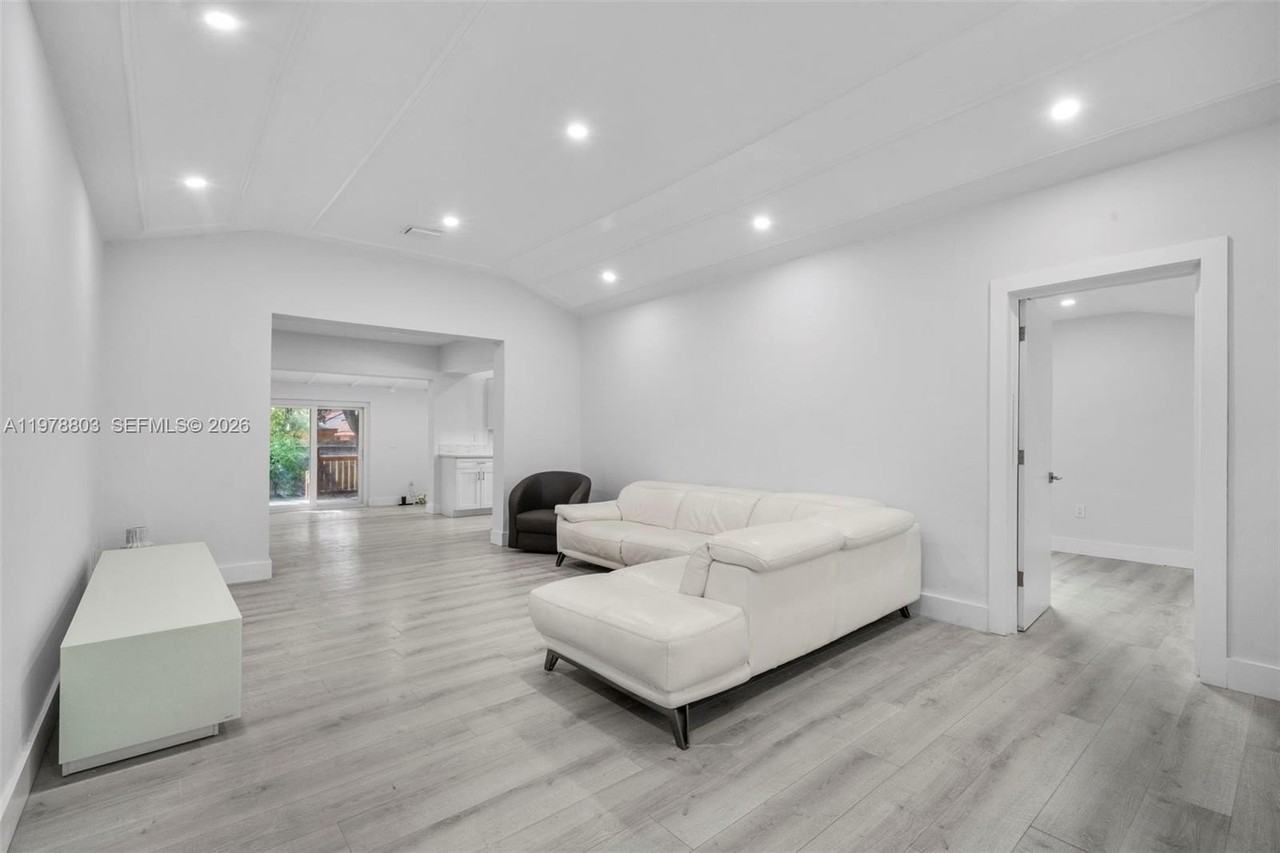 1262 Sw 15th Ter - Photo 3 of 42