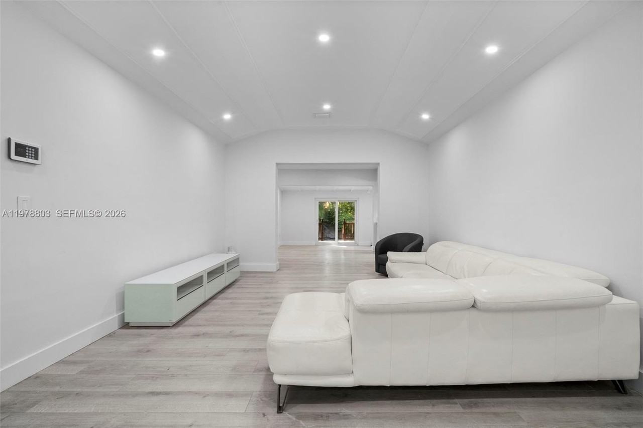 1262 Sw 15th Ter - Photo 4 of 42