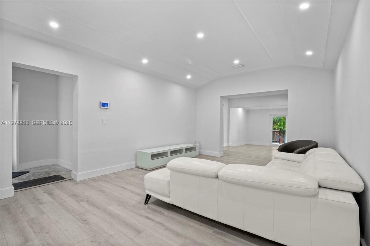 1262 Sw 15th Ter - Photo 5 of 42