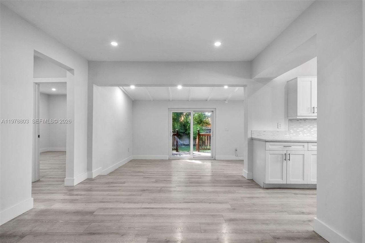 1262 Sw 15th Ter - Photo 6 of 42