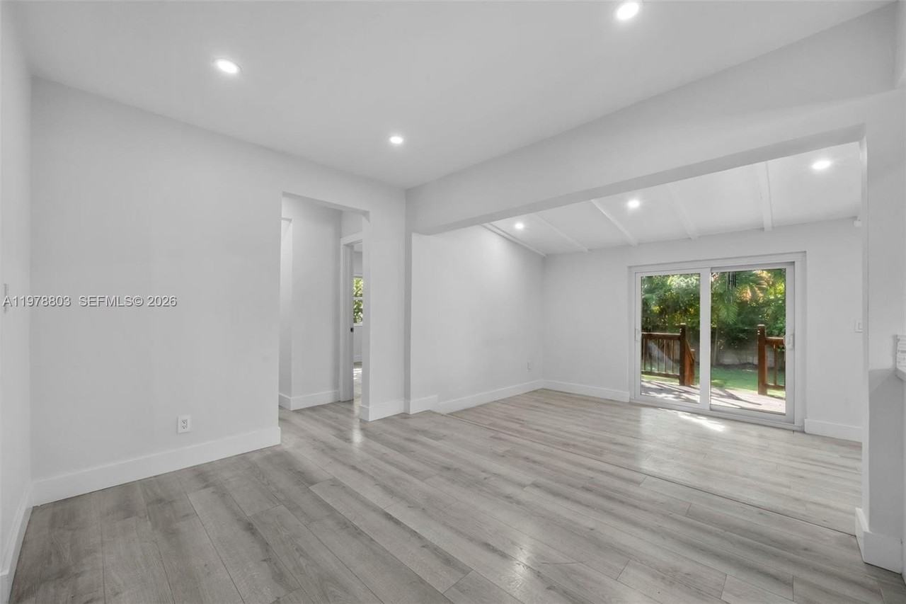 1262 Sw 15th Ter - Photo 7 of 42