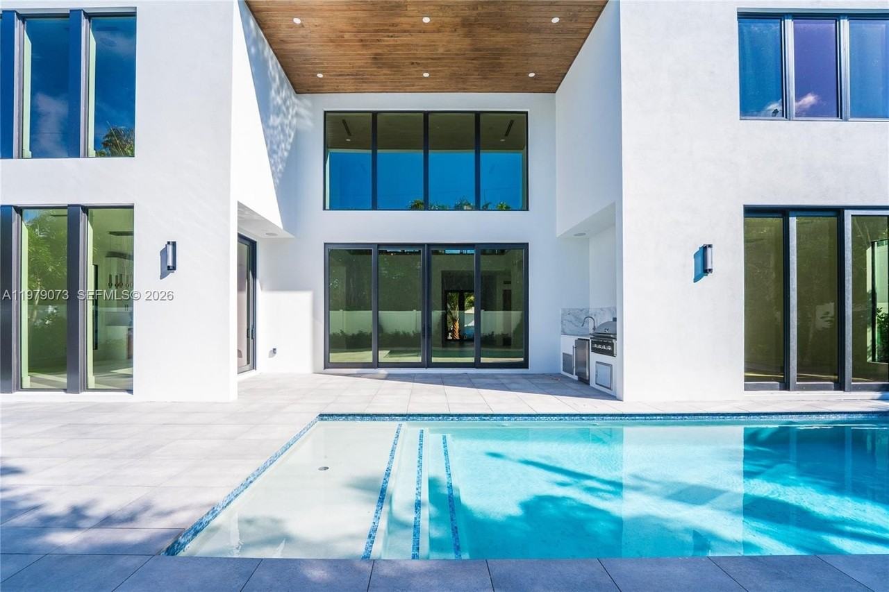 464 Ne 6th St - Photo 7 of 50