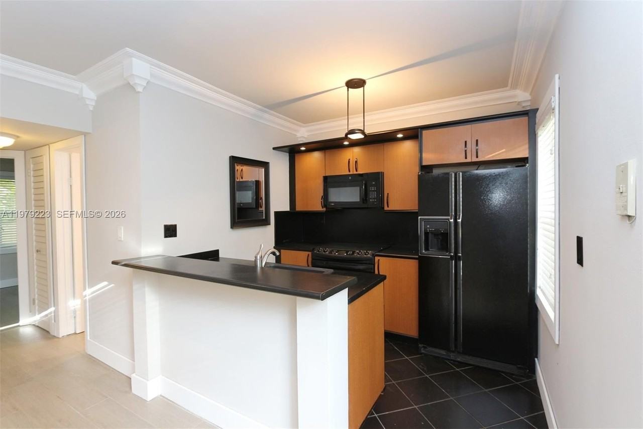 3395 Franklin Ave #D - Photo 2 of 21