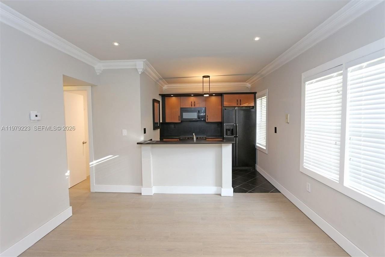 3395 Franklin Ave #D - Photo 3 of 21