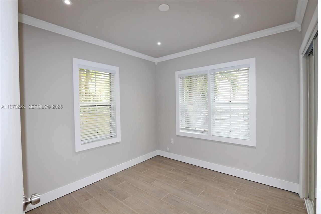 3395 Franklin Ave #D - Photo 7 of 21