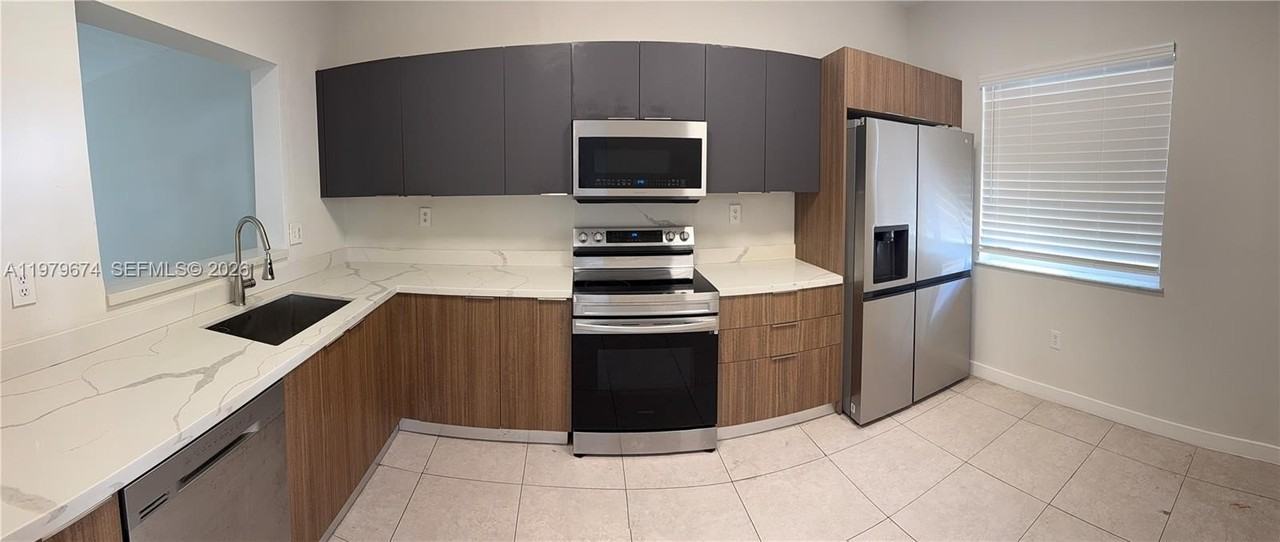 11810 Ne 19th Dr #7 - Photo 4 of 14