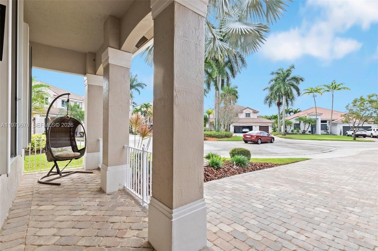 1533 Cardinal Way - Photo 4 of 30