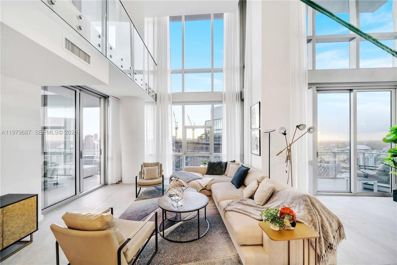 851 Ne 1st Ave - Photo 3 of 31