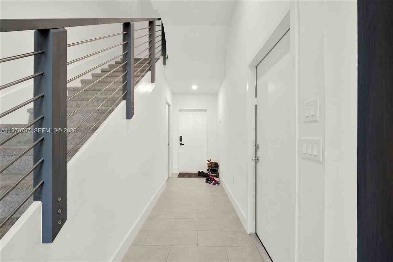 4441 Nw 9th St - Photo 3 of 38