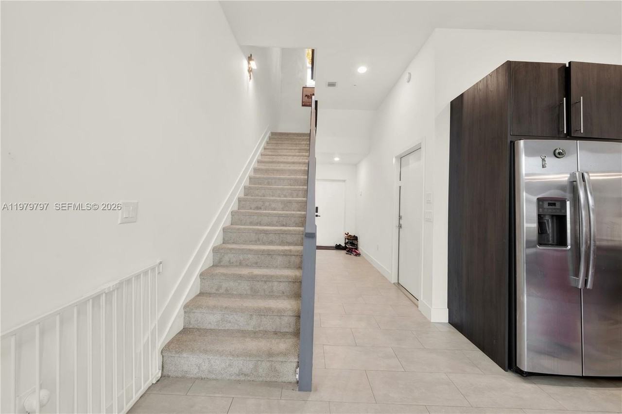 4441 Nw 9th St - Photo 4 of 38