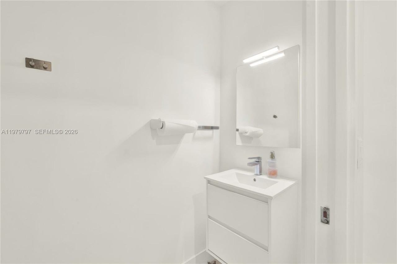 4441 Nw 9th St - Photo 5 of 38