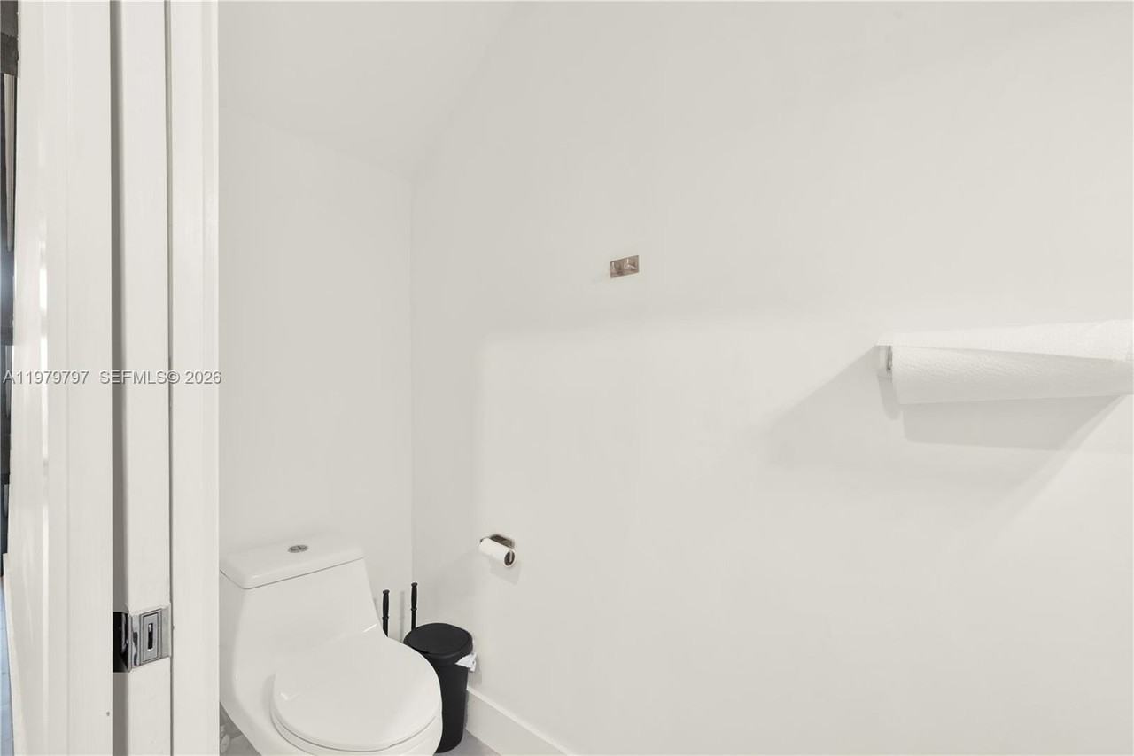 4441 Nw 9th St - Photo 6 of 38