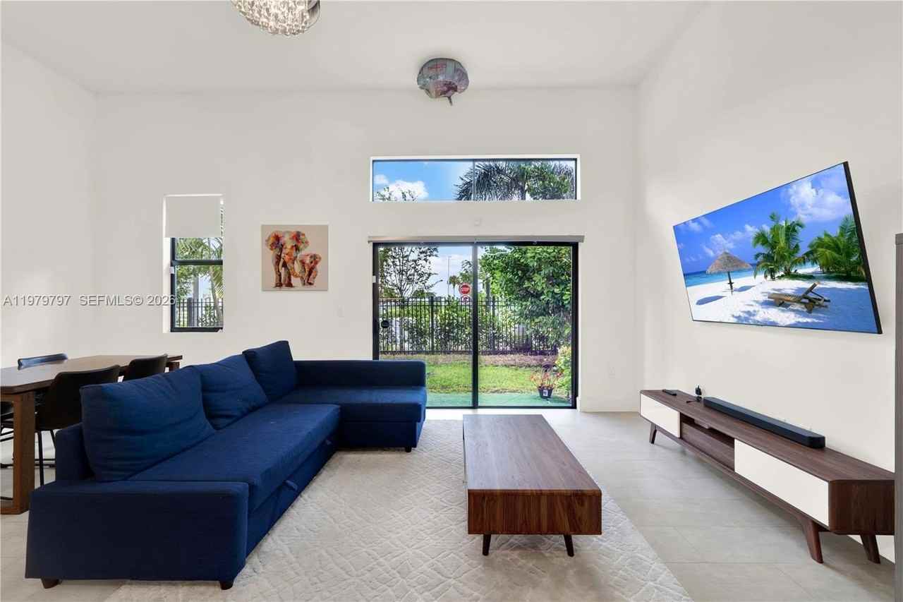 4441 Nw 9th St - Photo 7 of 38