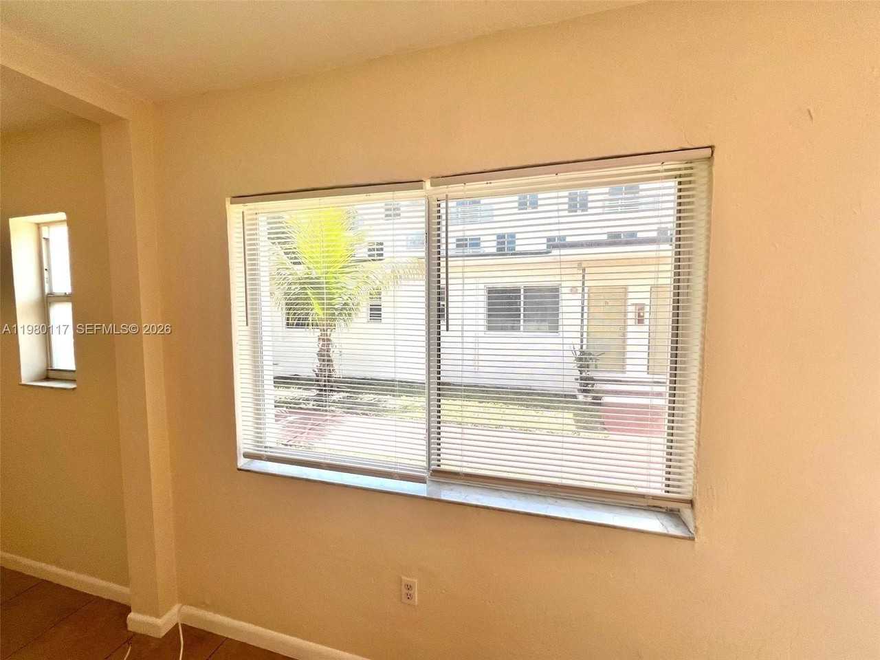 690 Ne 85th St #3D - Photo 3 of 5