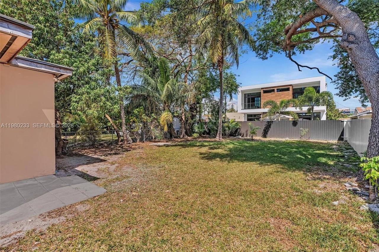 2835 Sw 24th St #1 - Photo 2 of 10