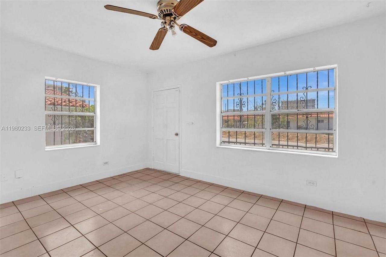 2835 Sw 24th St #1 - Photo 3 of 10