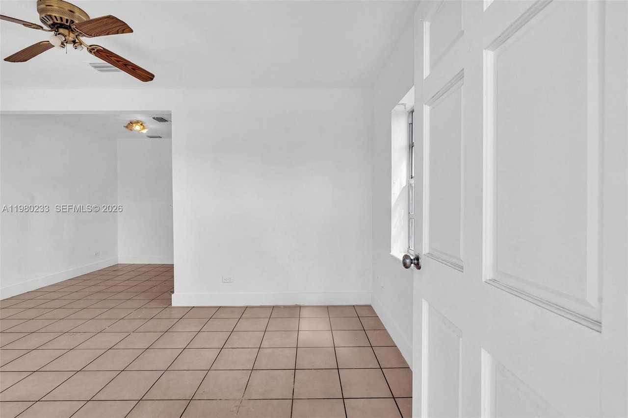 2835 Sw 24th St #1 - Photo 4 of 10