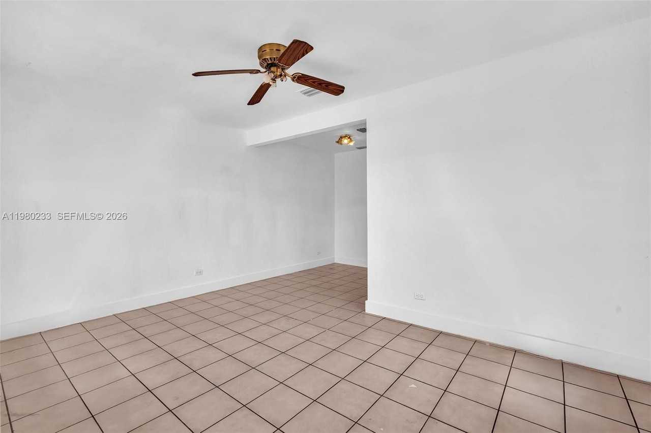 2835 Sw 24th St #1 - Photo 6 of 10