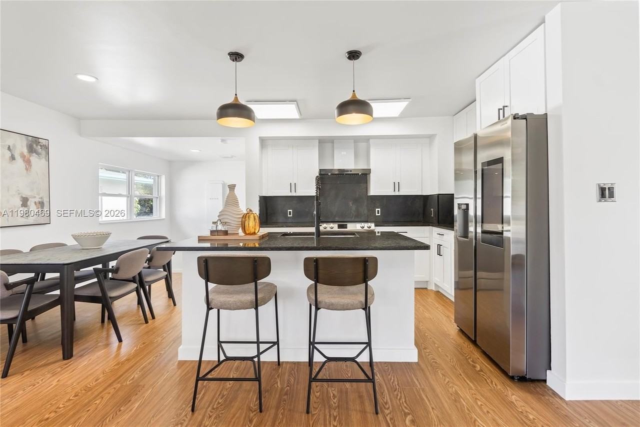 1911 Sw 57th Ave - Photo 7 of 40