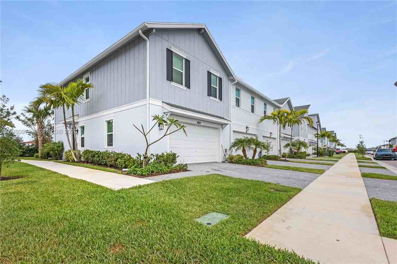 4820 N Longwood Lake Sq - Photo 2 of 28