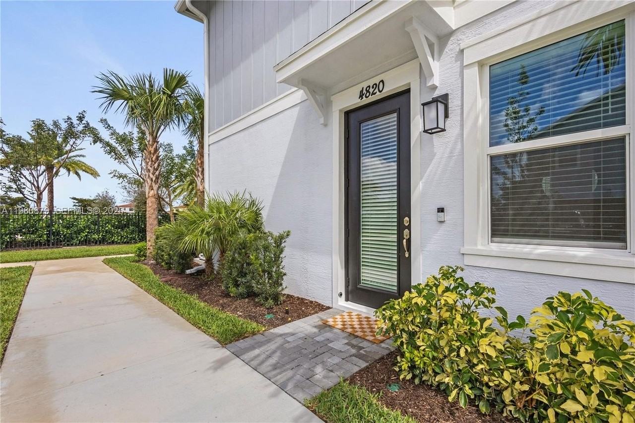 4820 N Longwood Lake Sq - Photo 3 of 28