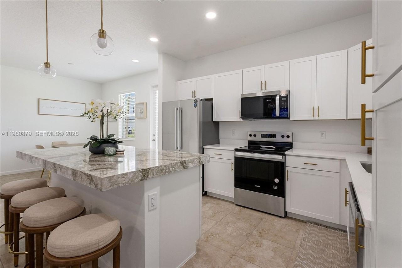 4820 N Longwood Lake Sq - Photo 4 of 28