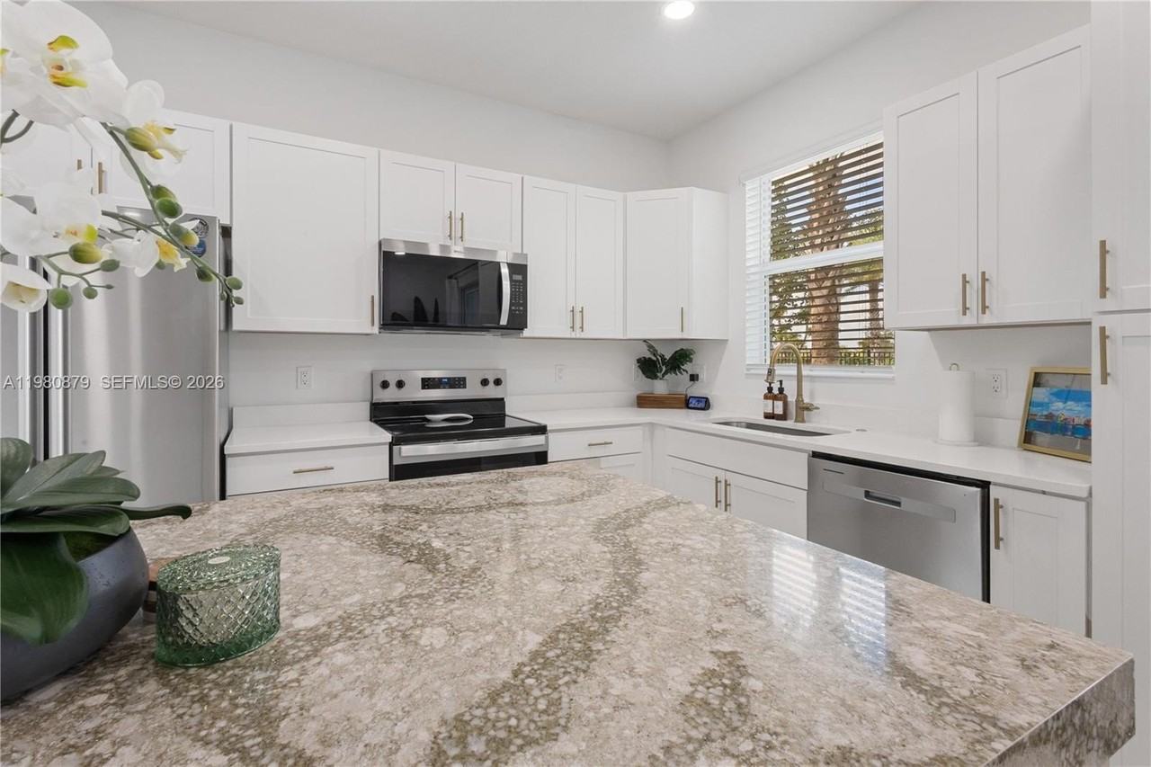 4820 N Longwood Lake Sq - Photo 5 of 28