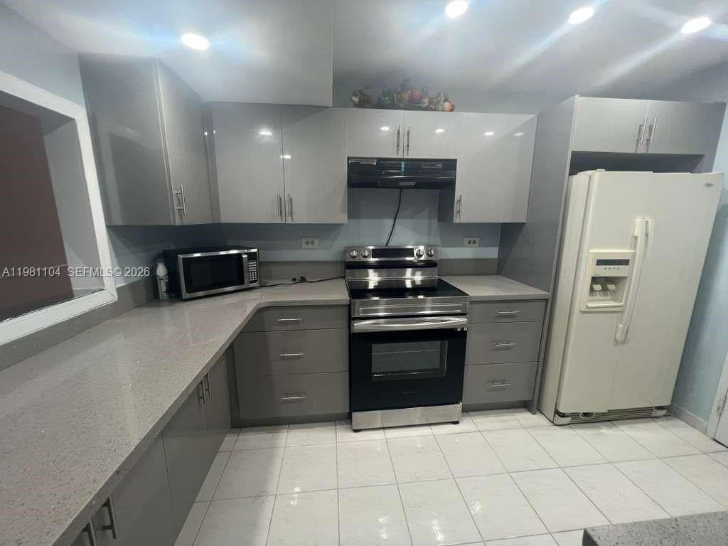 800 Ne 195th St #501 - Photo 4 of 9