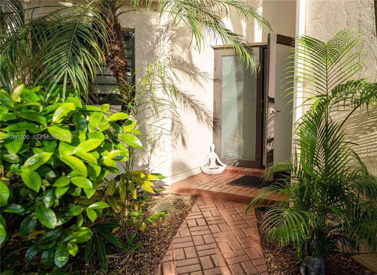 4957 Nw 93rd Doral Pl - Photo 3 of 45