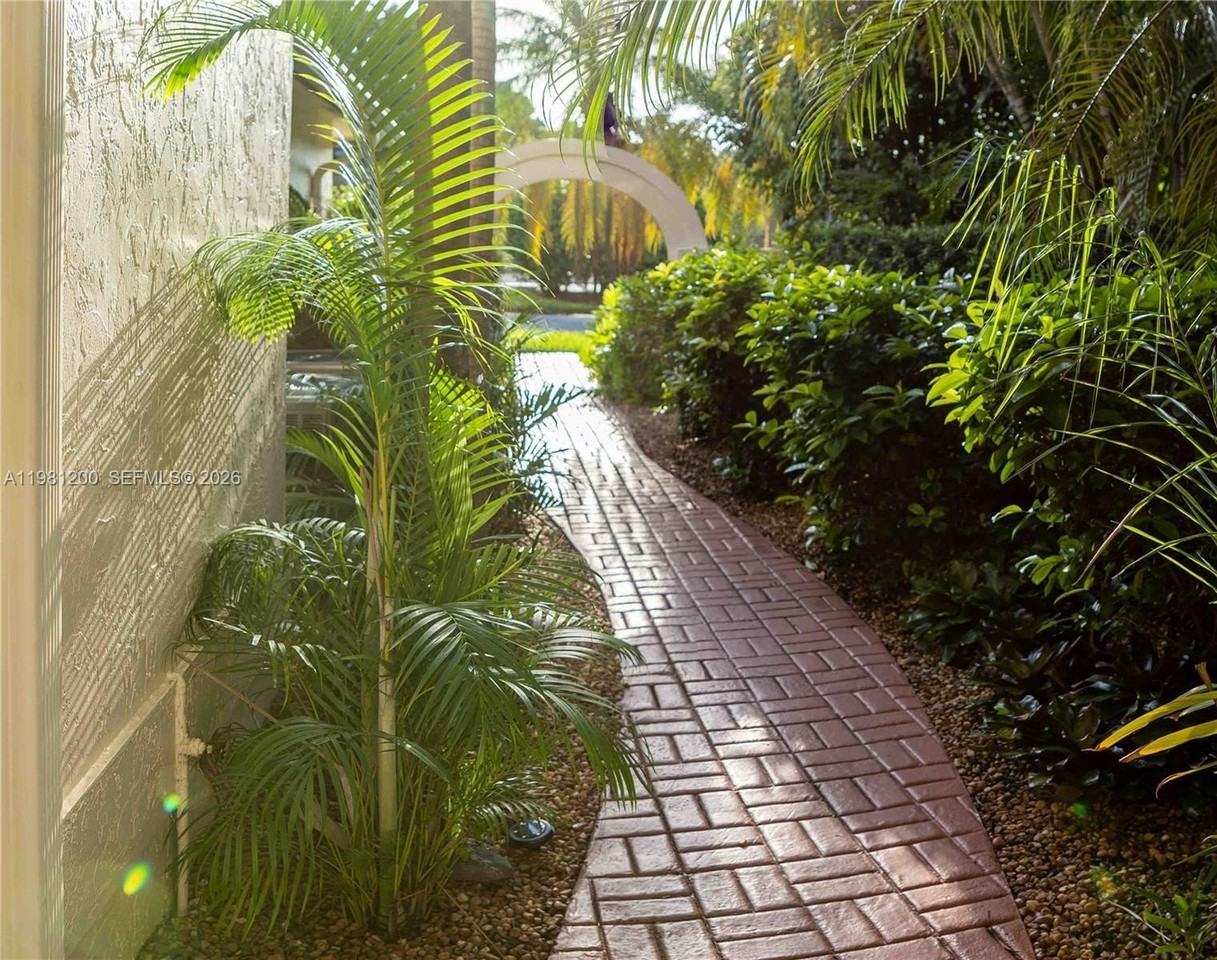 4957 Nw 93rd Doral Pl - Photo 4 of 45