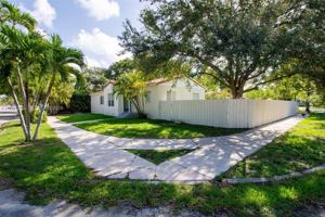 featured image of 2727 Calusa St
