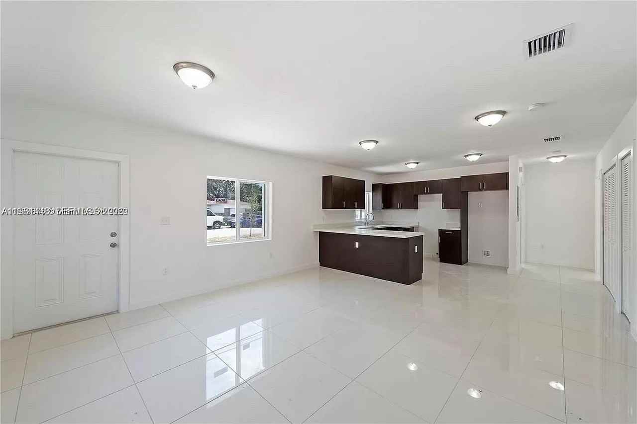 2285 Nw 91st St - Photo 3 of 9