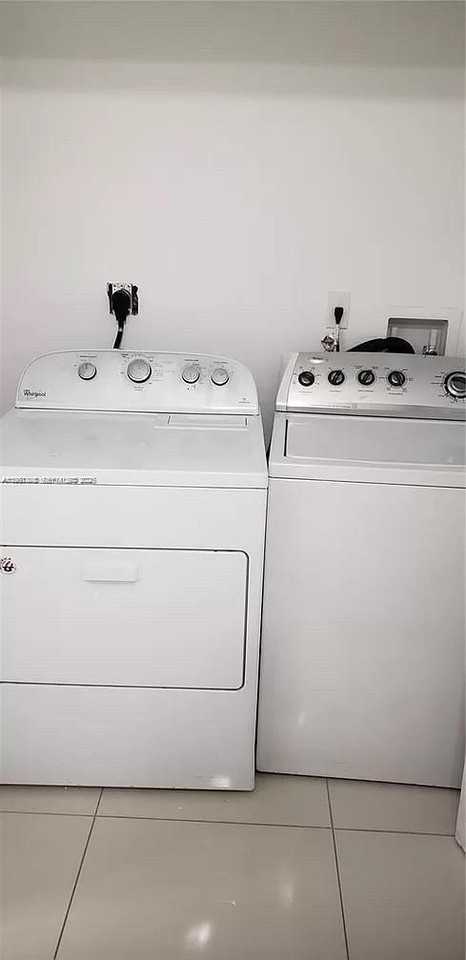 2285 Nw 91st St - Photo 5 of 9