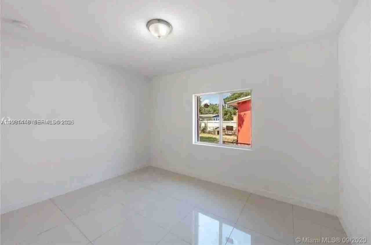 2285 Nw 91st St - Photo 6 of 9