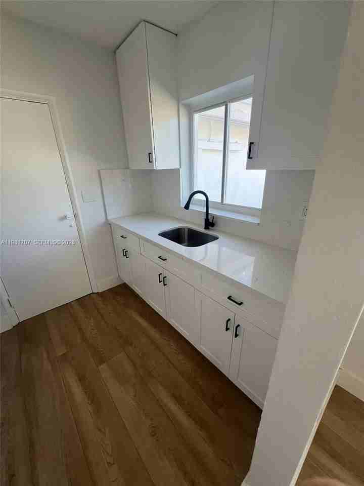 1706 Arthur St #1 - Photo 4 of 11