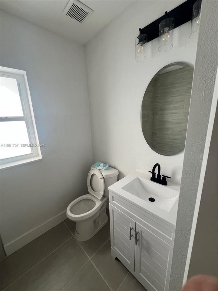 1706 Arthur St #1 - Photo 7 of 11