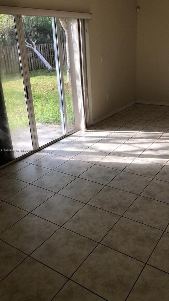 661 Sw 10th St #661 - Photo 3 of 11